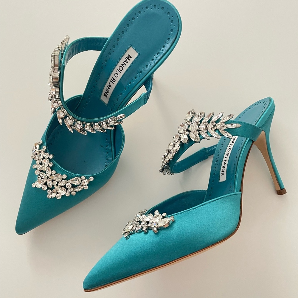 NEW Manolo Blahnik Lurum Heels in turquoise
Size 40
